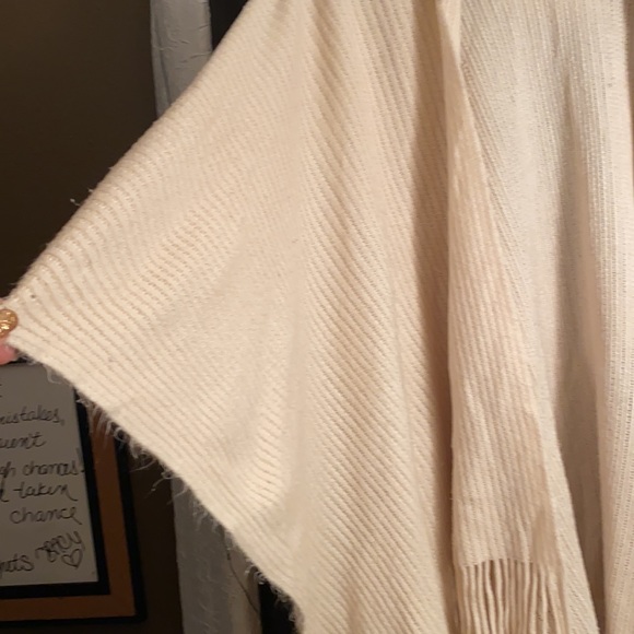 Knit shrug with hood and fringe🌸🌸 - Picture 3 of 5